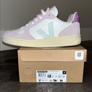 NEW: Women Veja V-10 Chromefree Leather White and Purple Sneakers- Size 10